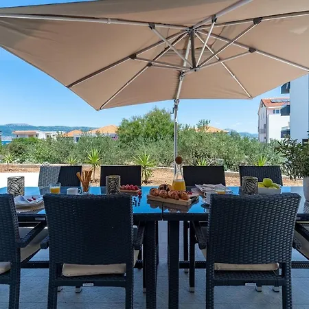 Villa New! Lady Maris With Heated Private Pool, 5 En-suite Bedrooms, 70m From