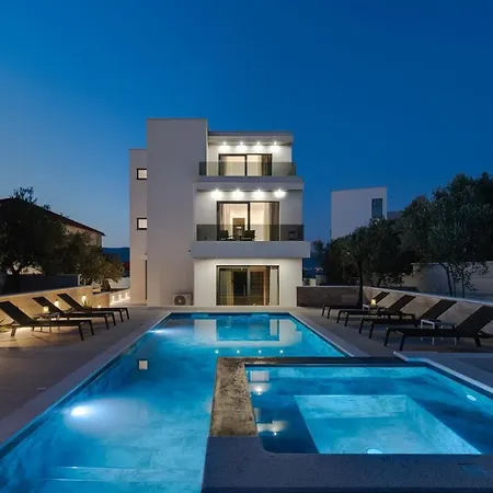 New! Lady Maris With Heated Private Pool, 5 En-suite Bedrooms, 70m From Villa *