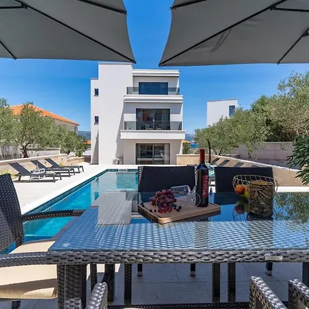 Villa New! Lady Maris With Heated Private Pool, 5 En-suite Bedrooms, 70m From