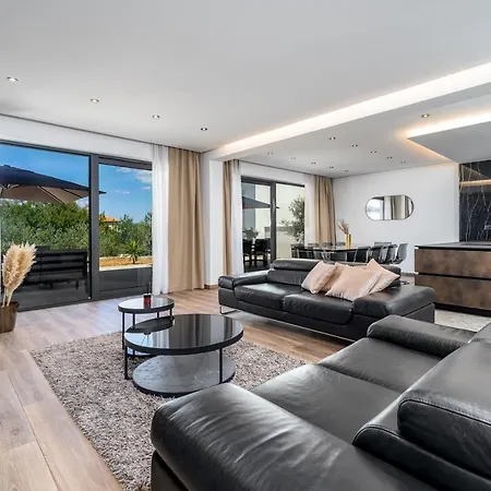 Villa New! Lady Maris With Heated Private Pool, 5 En-suite Bedrooms, 70m From *