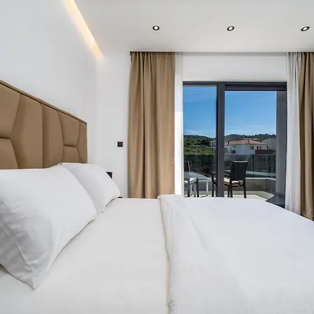 Villa New! Lady Maris With Heated Private Pool, 5 En-suite Bedrooms, 70m From Slatine