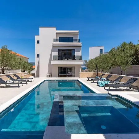 New! Lady Maris With Heated Private Pool, 5 En-suite Bedrooms, 70m From Slatine