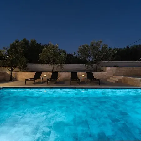 New! Lady Maris With Heated Private Pool, 5 En-suite Bedrooms, 70m From Villa